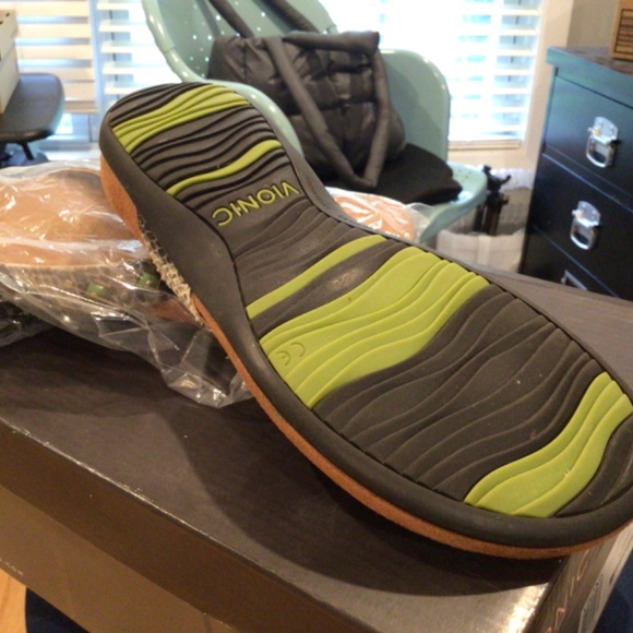 Vionic Women’s Flip Flops Size 8 - Picture 2 of 3